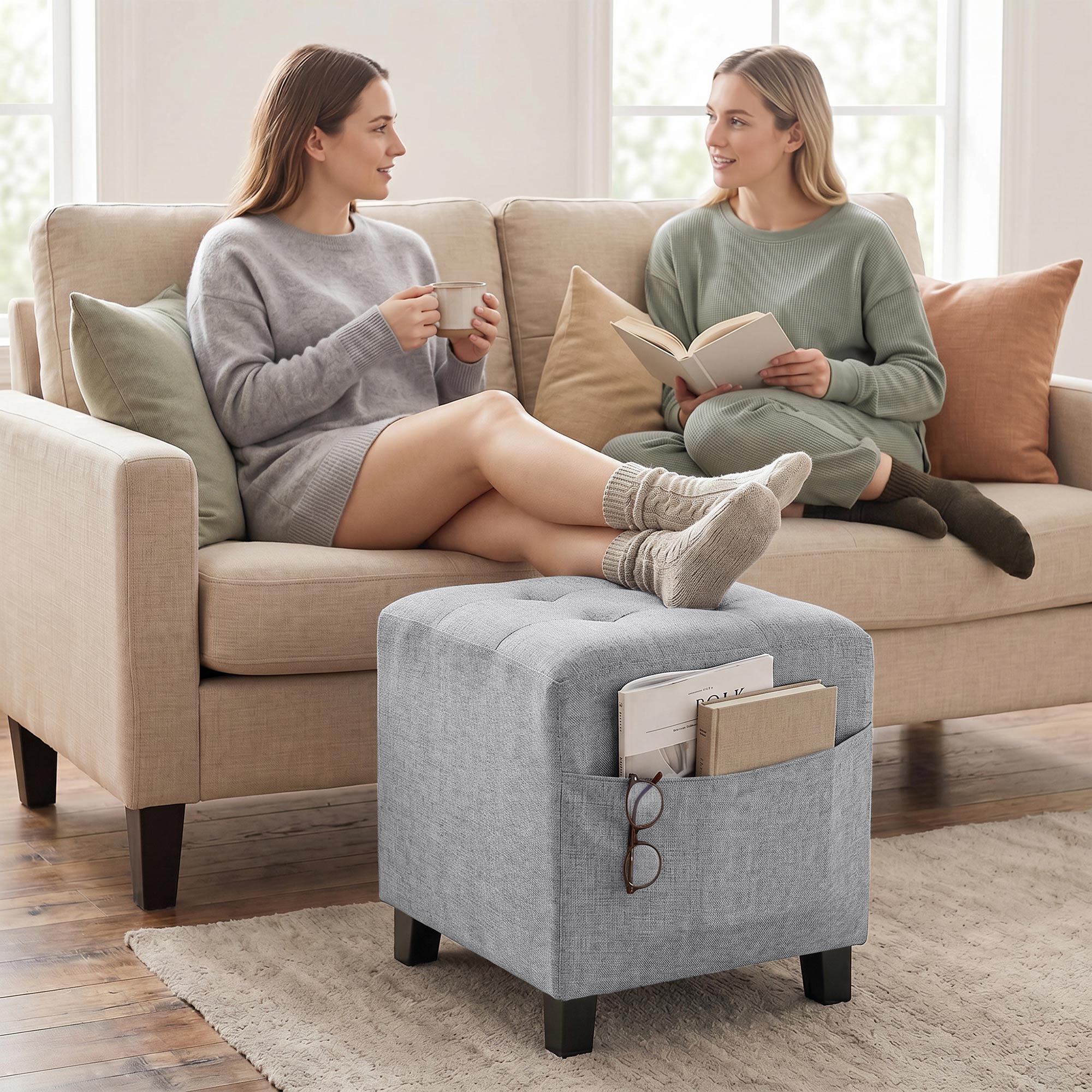 Quadratischer Hocker, kleiner Ottoman mit Seitentasche, Fußstütze aus Stoff in Leinenoptik mit Gummibaumholzbeinen, Hellgrau