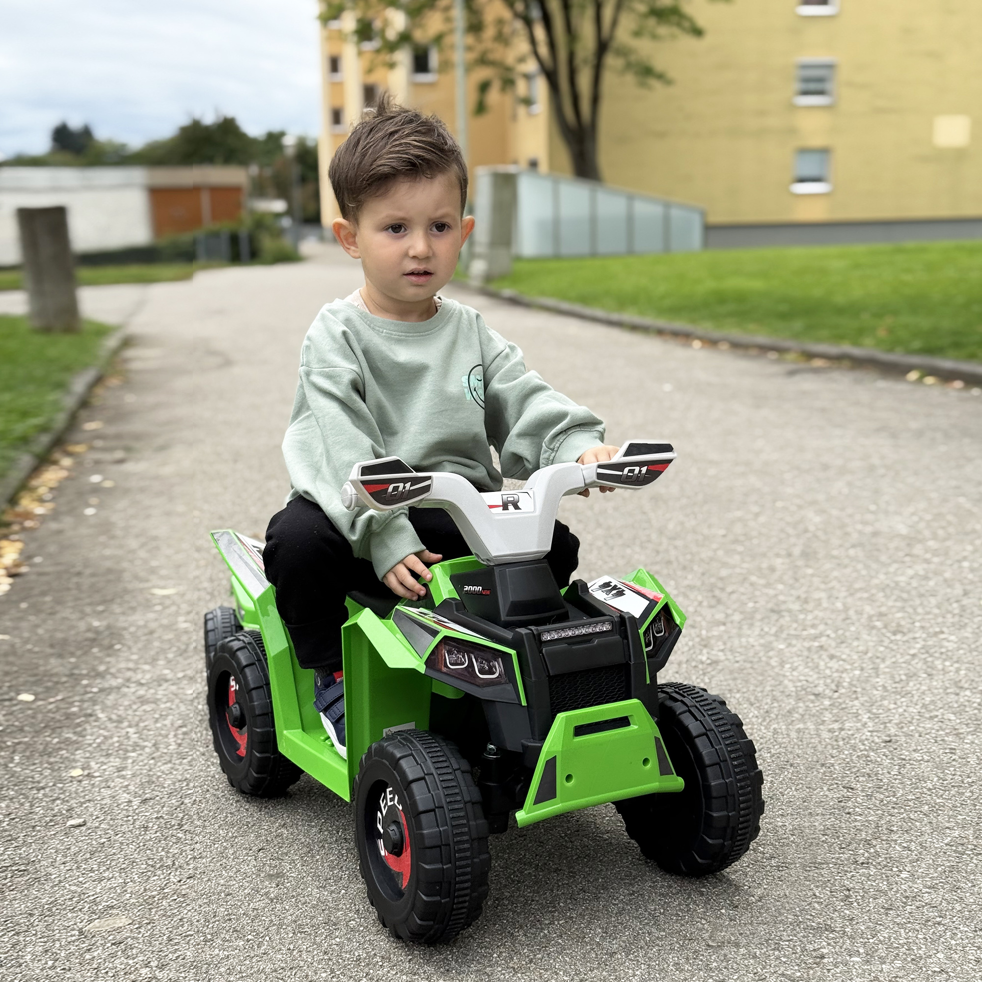 Kinderquad, aufladbar, 2,5 km/h, mit Anhänger, 50 Min. Fahrzeit, für Kinder 1,5 bis 3 Jahre, Grün