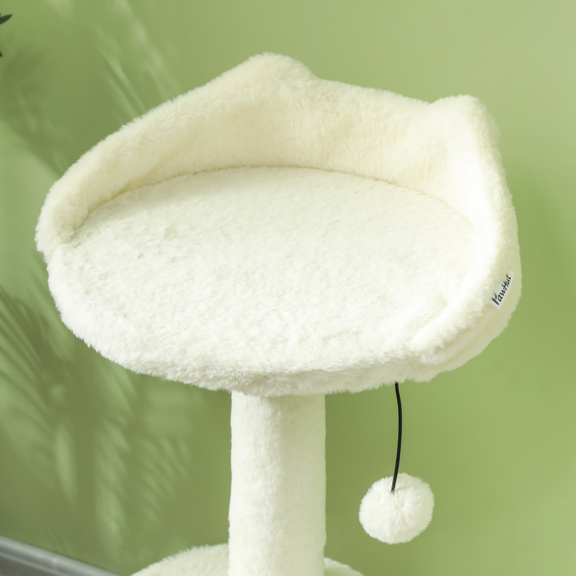 Kratzbaum mit Katzenhöhle, Spielball und Plattform, Schilfrohr/Sisal, bis 10 kg, 60 x 40 x 79 cm, Cremeweiß