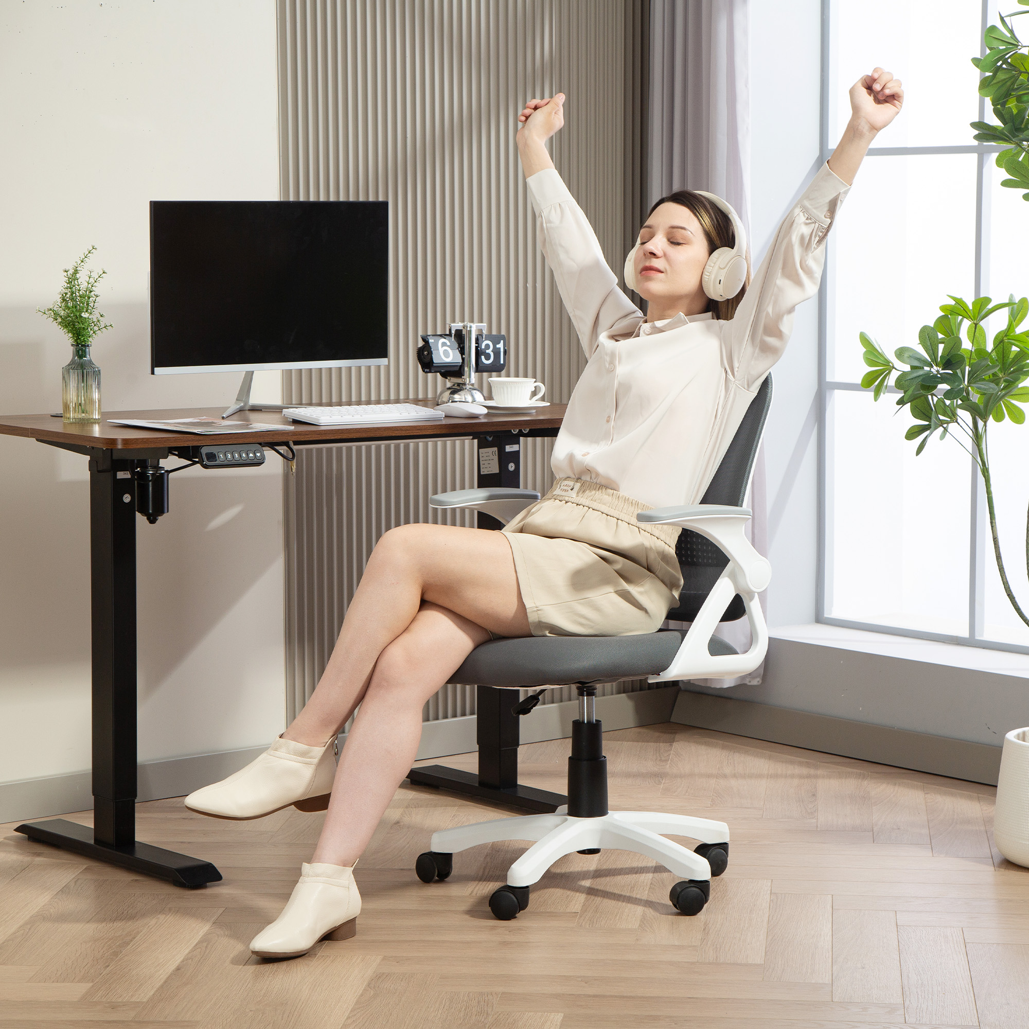 Atmungsaktiver Mesh-Bürostuhl, Ergonomischer Drehstuhl mit klappbaren Armlehnen und Lendenwirbelstütze, Grau
