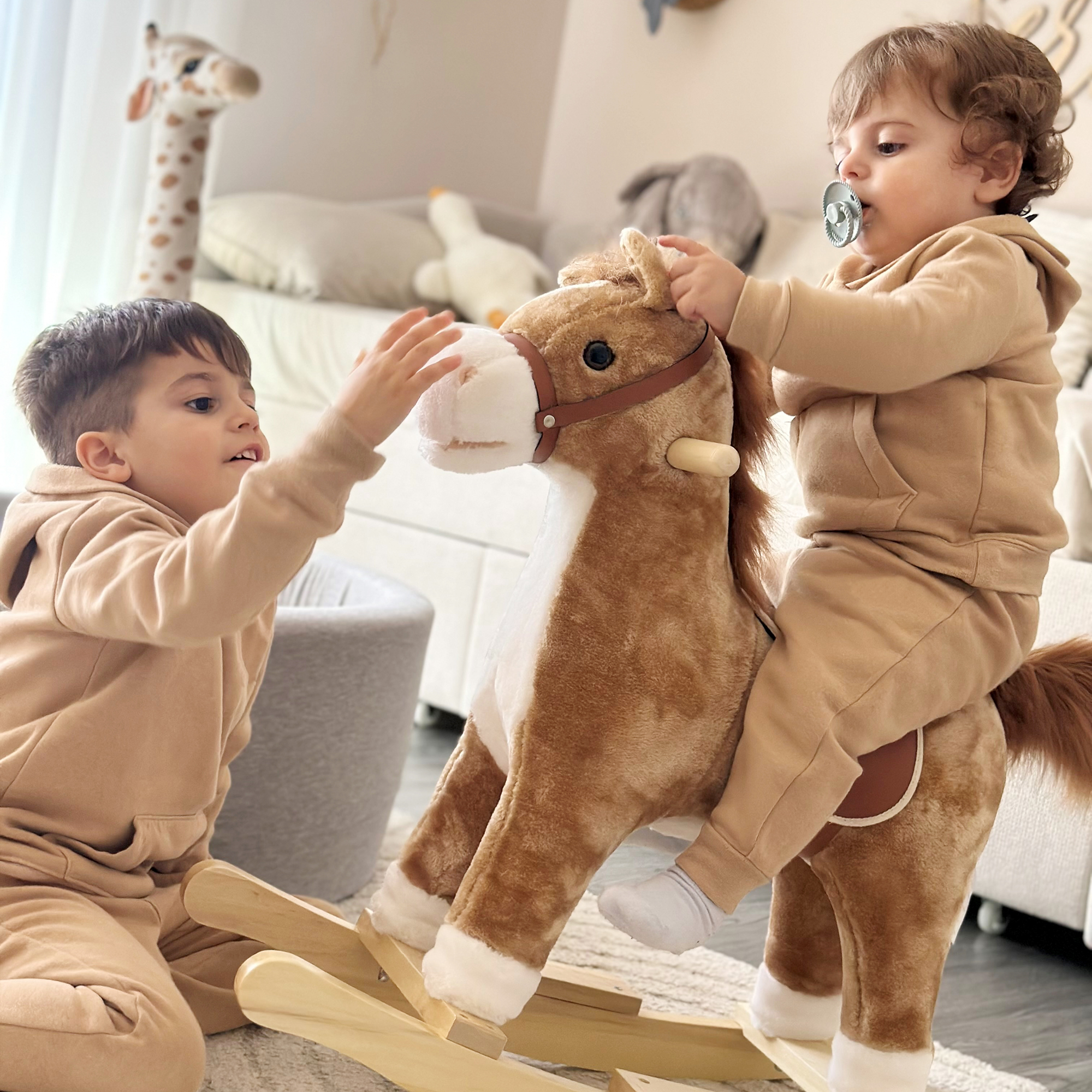 Kinder Schaukelpferd Baby Schaukeltier Pferd mit Tiergeräusche Spielzeug Haltegriffe für 36-72 Monate Plüsch Braun 65 x 32,5 x 61 cm