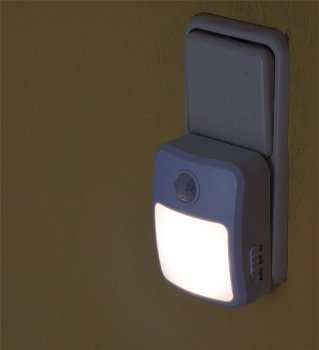LED Nachtlicht mit Bewegungsmelder, 230V, 6 weiße LEDs, On/Off/Auto