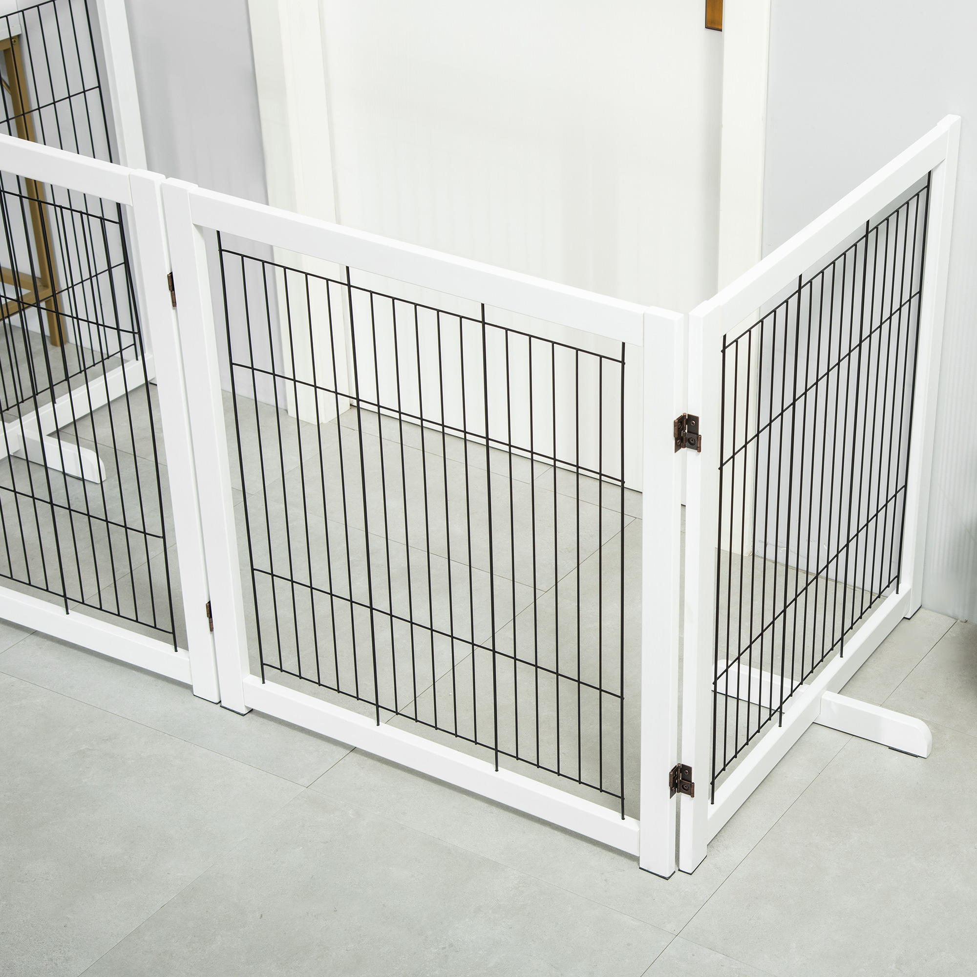 Absperrgitter Hund Freistehendes Schutzgitter mit Füßen 305 x 82 cm Holz Hundegitter Klappbar Treppenschutzgitter Hundeabsperrgitter für Treppen, Türen, Flur, 4 Paneelen, Weiß