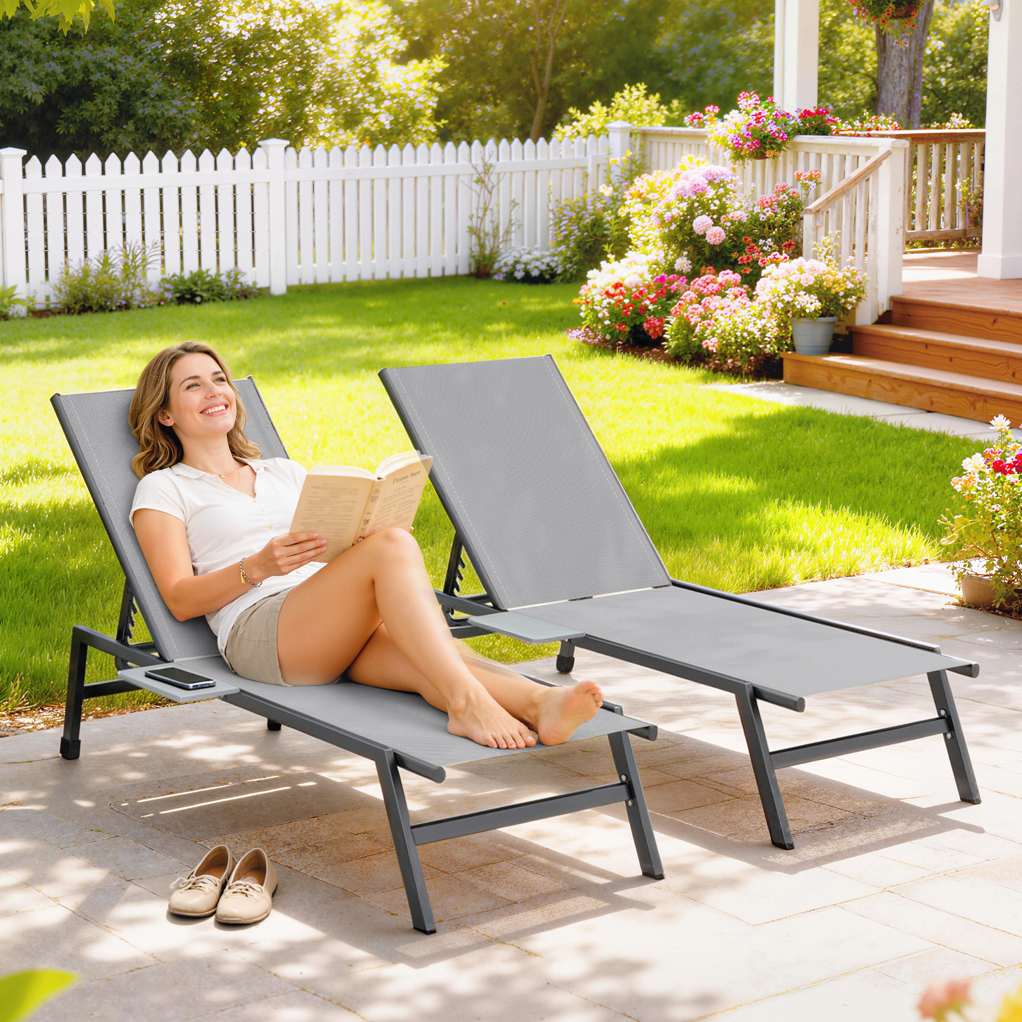 2er Set Sonnenliege Gartenliege mit 5-Fach höhenverstellbarer Rückenlehne Seitentisch 2 Räder, rutschfeste Füße Grau