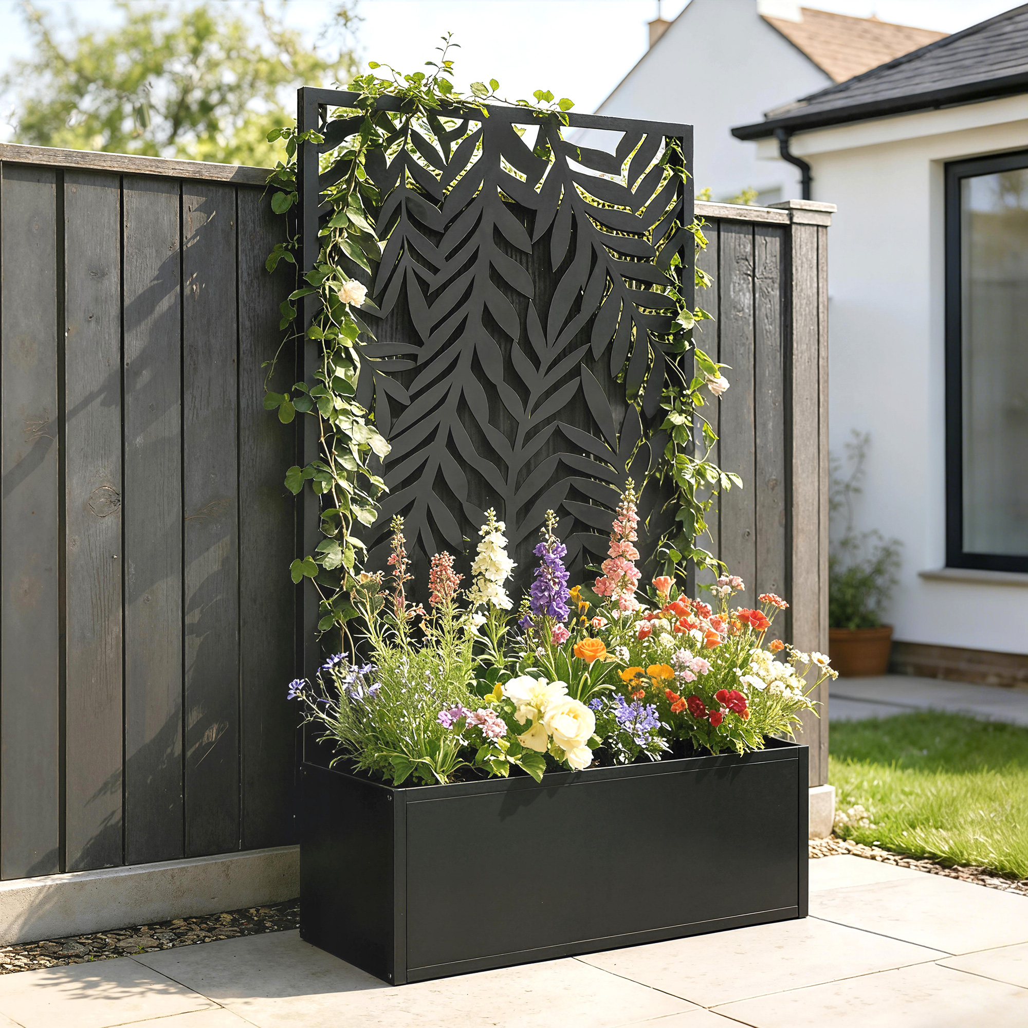 Blumenkasten mit Sichtschutz Pflanzkasten mit Rankgitter tropischen Blattmotiven 61 x 23 x 113 cm Schwarz