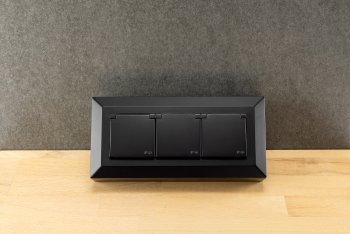 3-fach Steckdosenblock, schwarz / 250V~/ 16A, Aufbaumontage mit Klappen