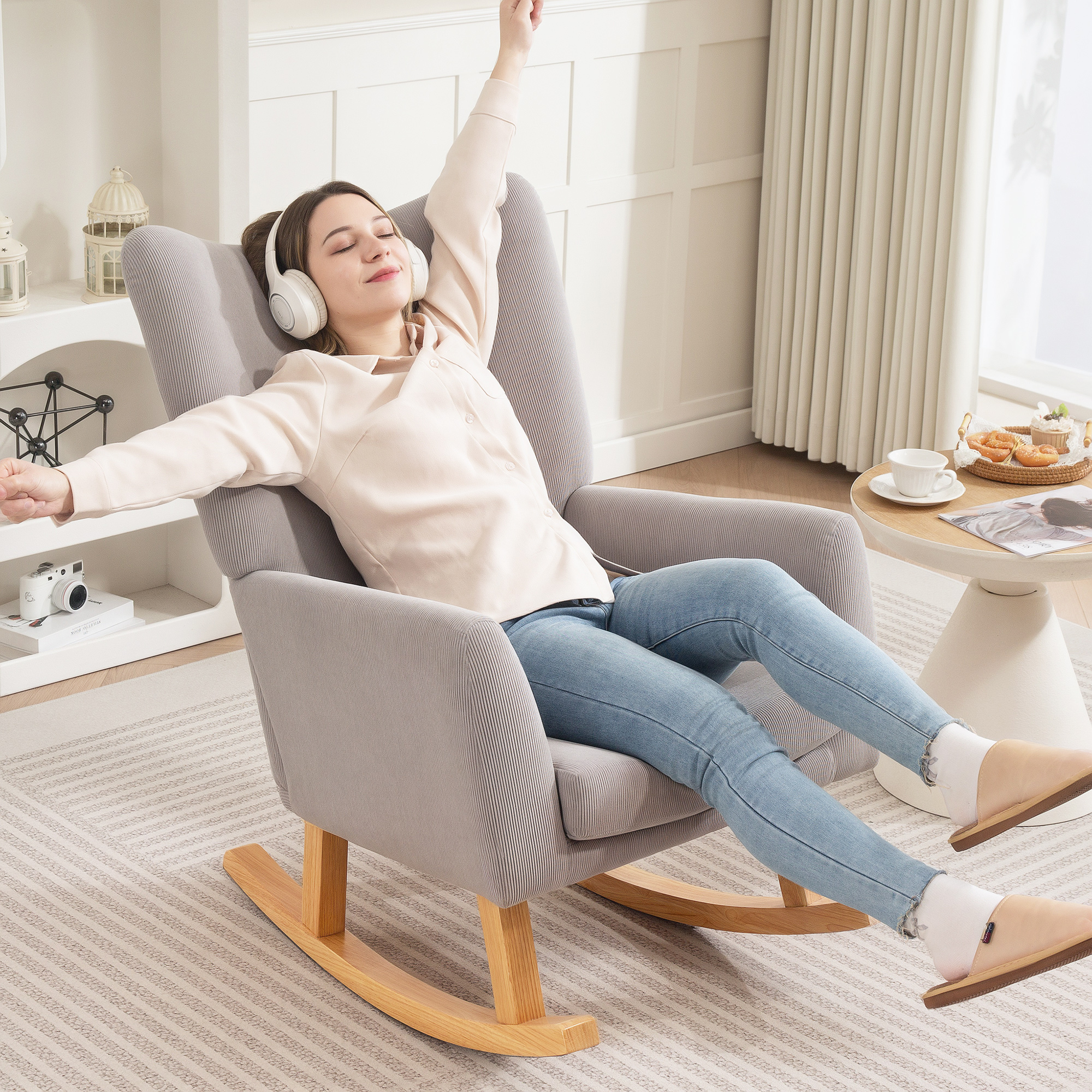 Schaukelstuhl im Retro-Design, Cordbezug, Kautschukholz, Schaumstoff-Füllung, hohe Rückenlehne, Polstersessel, Hellgrau