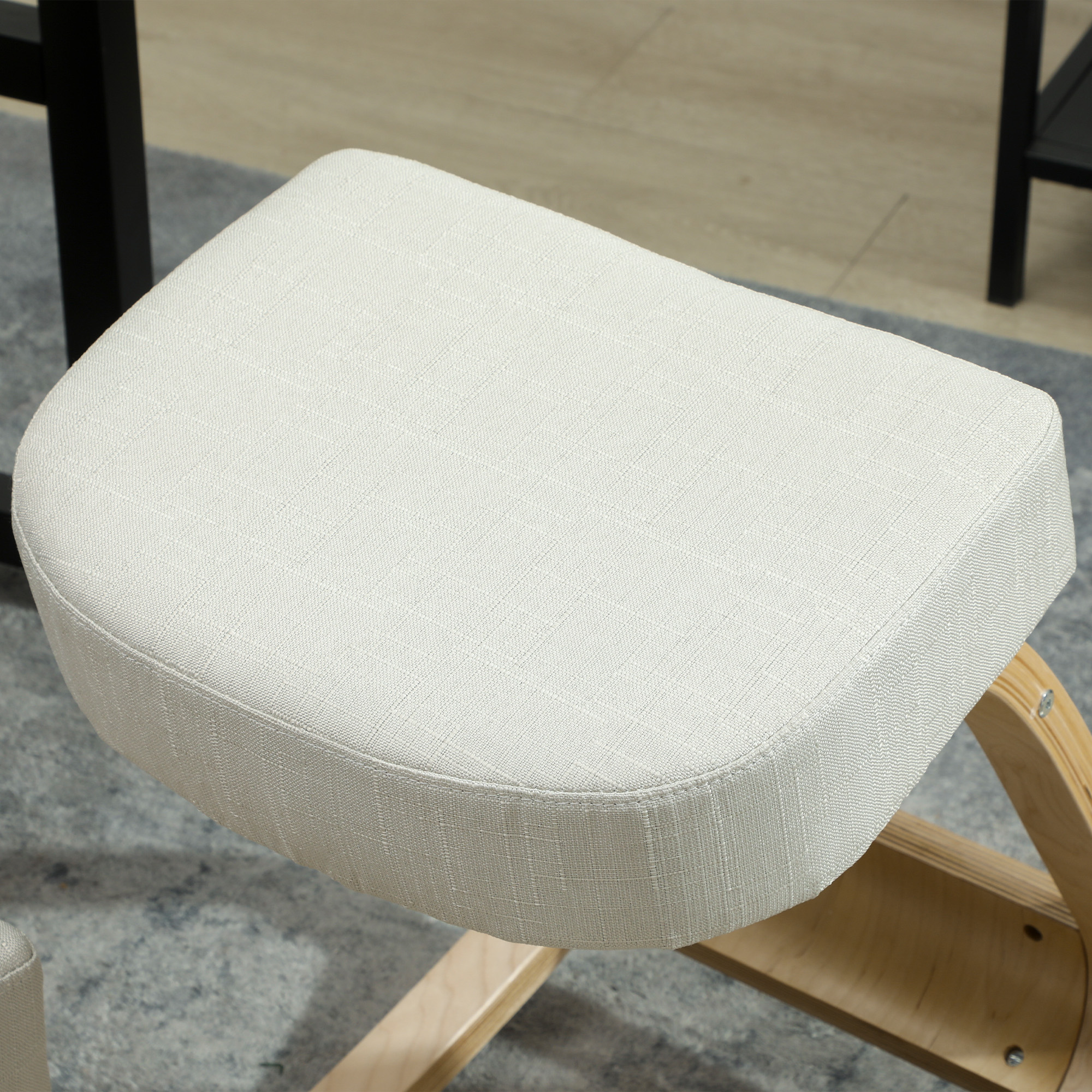 Kniestuhl, ergonomischer Sitzhocker, Polsterhocker für gesunde Sitzhaltung, Birkenholz, 120 kg belastbar, Cremeweiß