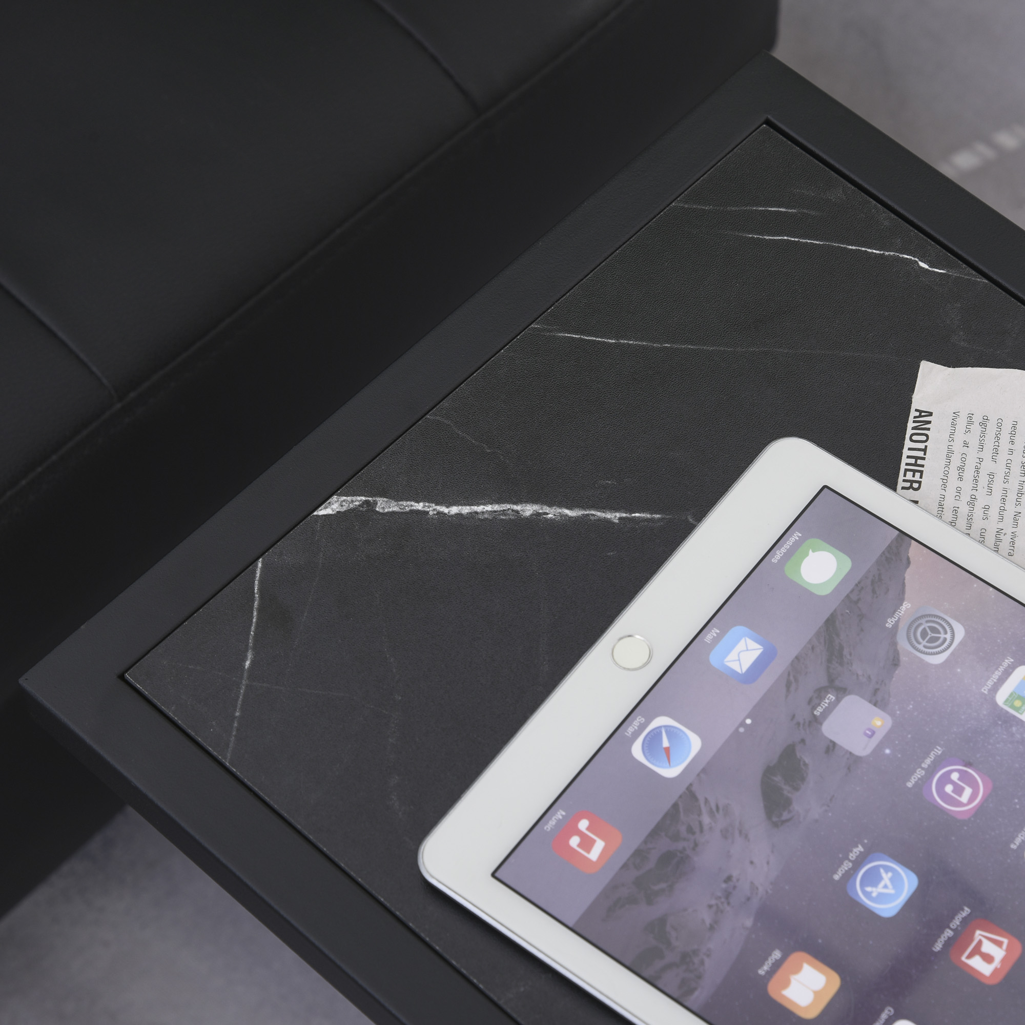 Beistelltisch, C-förmig, platzsparend, Nachttisch/Couchtisch, Marmoroptik, 45 x 30 x 51,5 cm