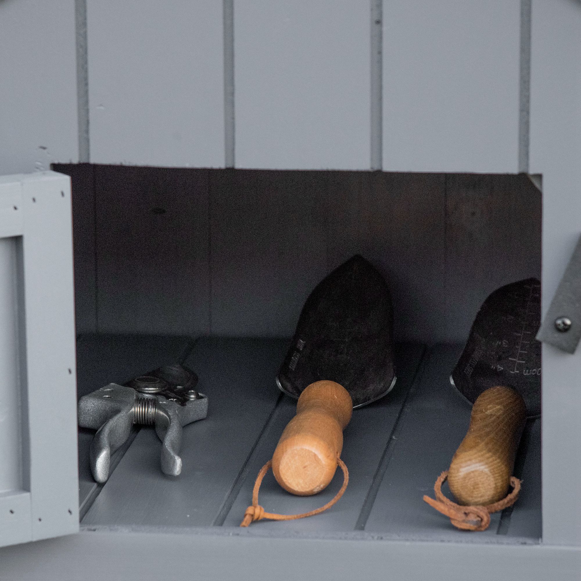 Gartenschrank, offenes Brennholzfach, verriegelbare Tür, wetterfest, Naturholz, 129 x 51,5 x 180cm, grau+schwarz