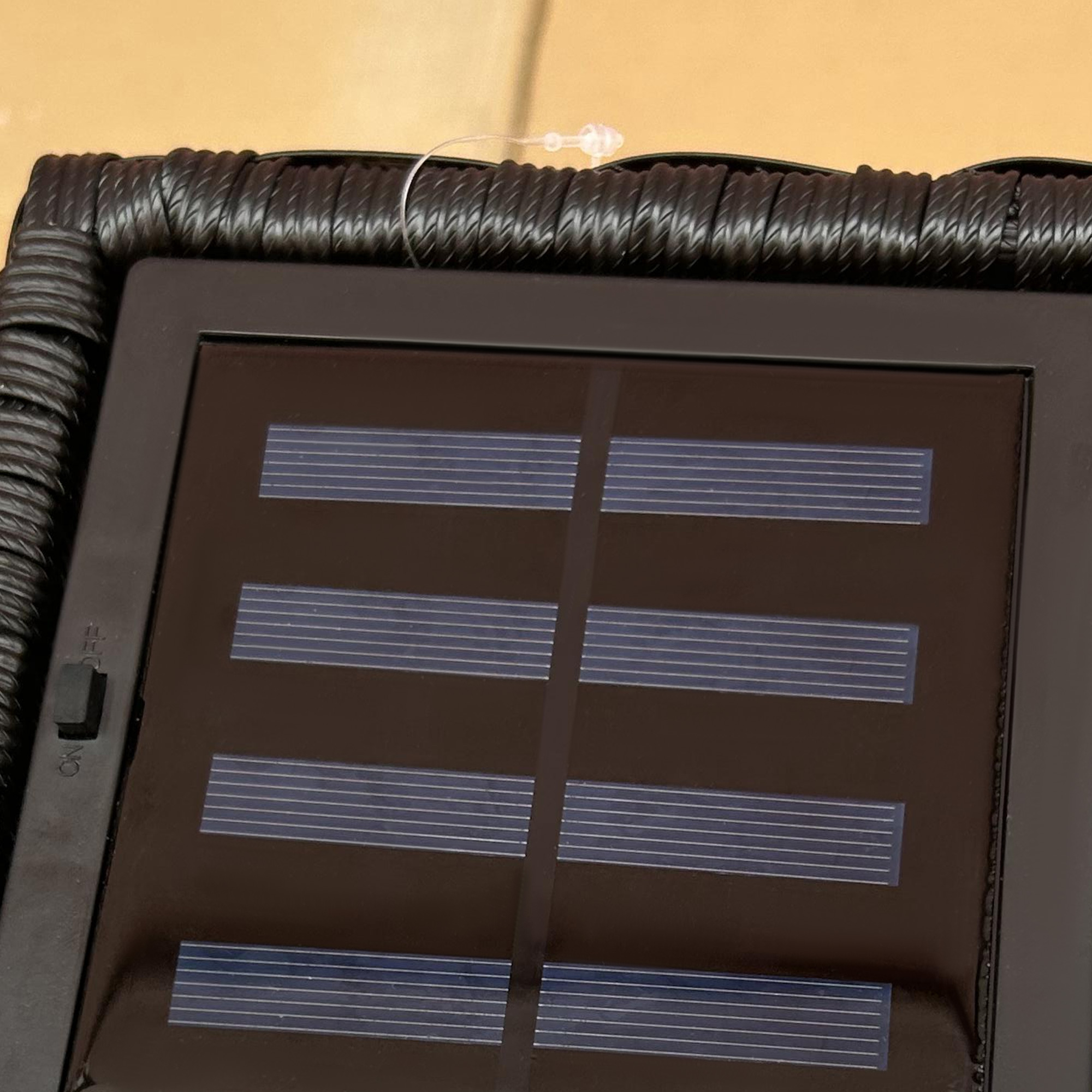 Außenleuchte mit Solarmodul, Einschaltautomatik, 8 h Betriebszeit, Rattanoptik, Stahl, 15,5 x 15,5 x 46 cm, Schwarz