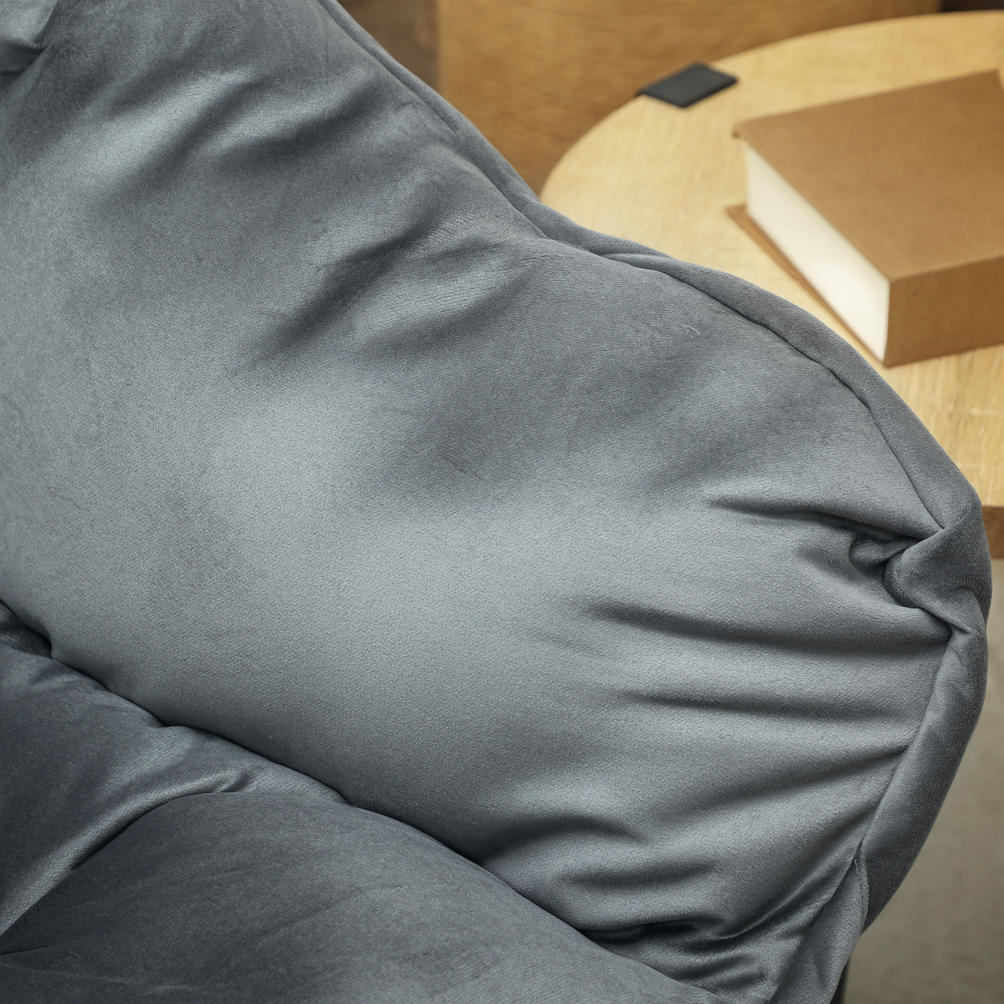 Moderner Akzentstuhl, Polsterstuhl mit Stahlbeinen und Seitentaschen, für Wohnzimmer, Schlafzimmer, Grau