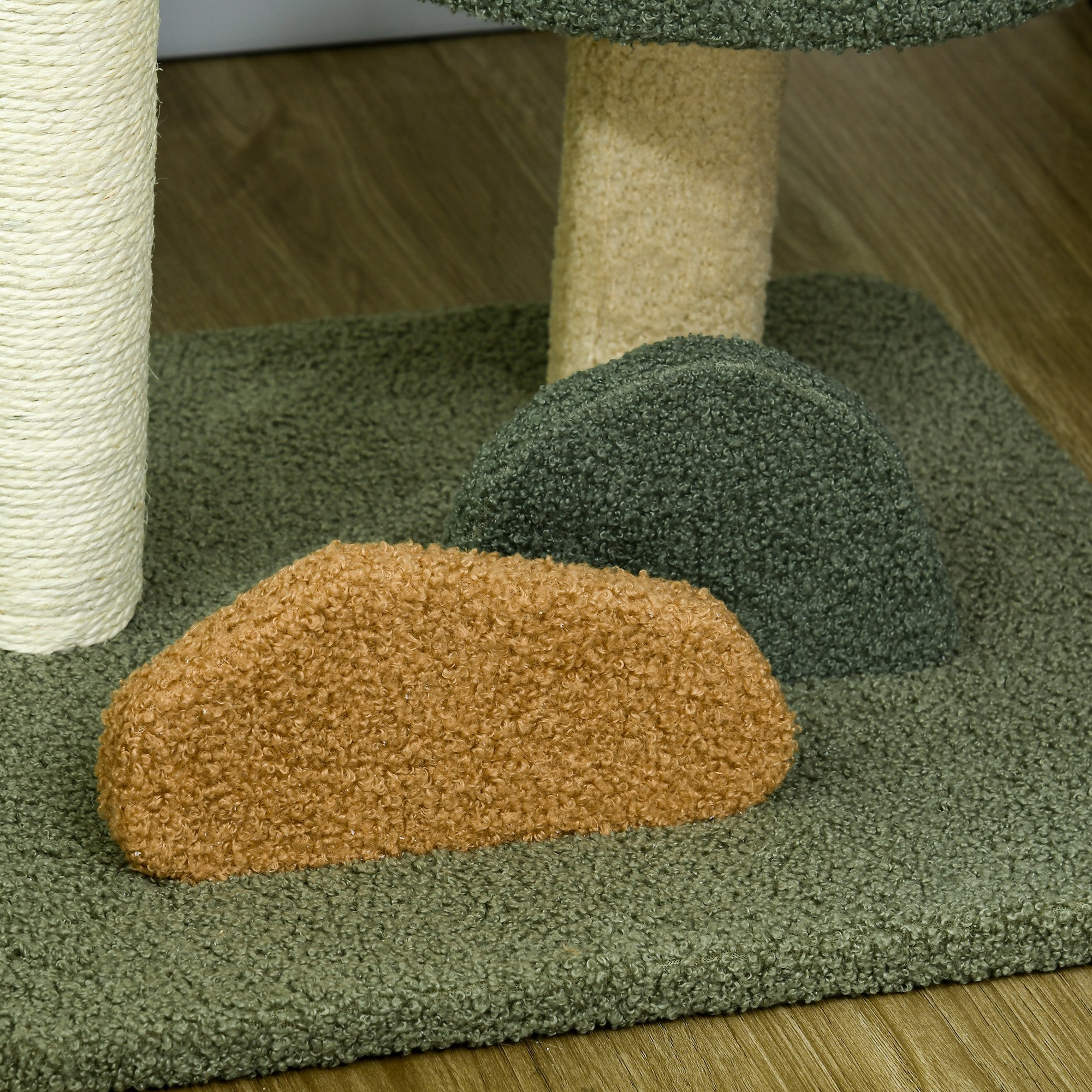 Kleiner Kratzbaum mit 2 Liegeflächen, inkl. Spielzeug, für kleine Katzen, Grün Beige+ Braun