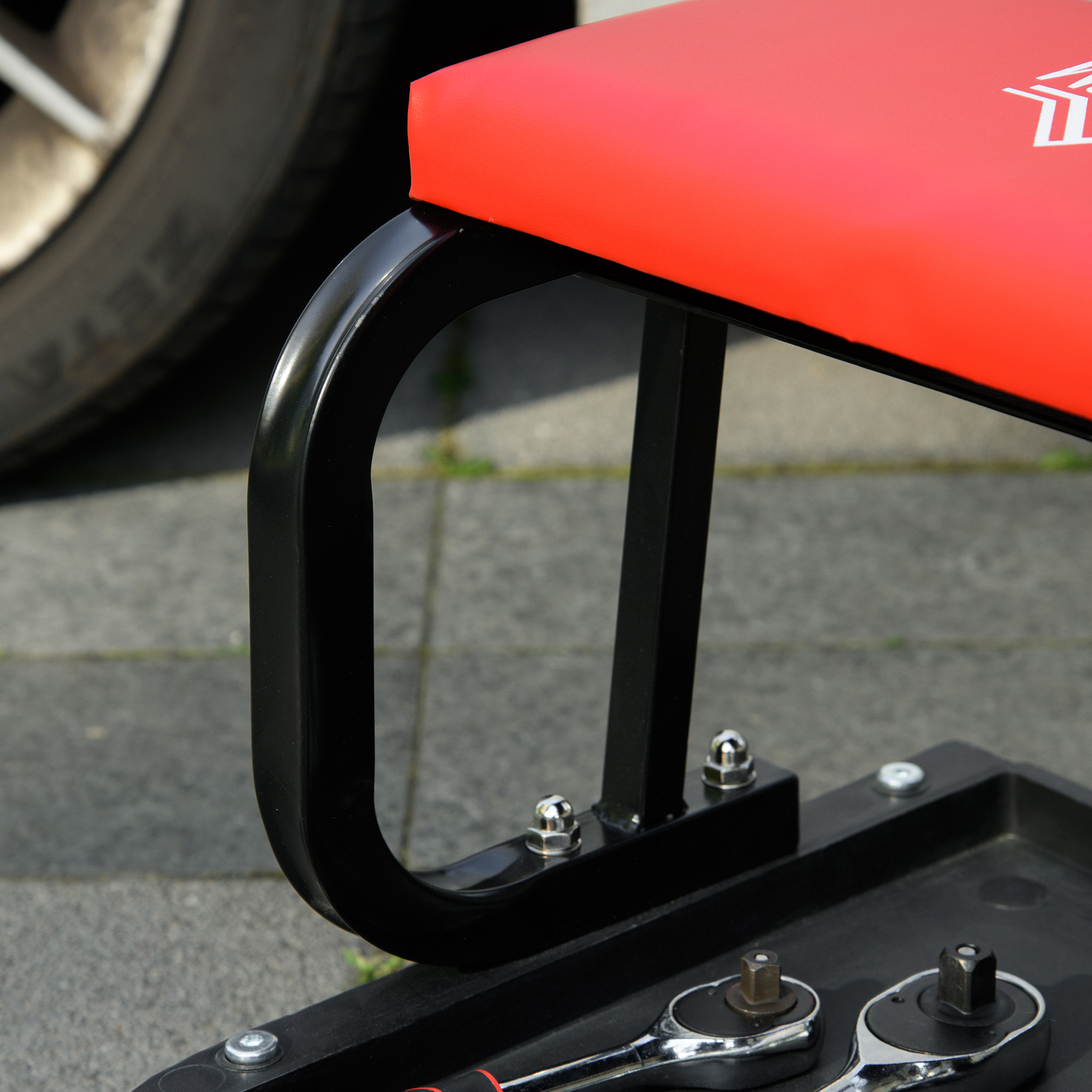 Werkstatthocker, robust & komfortabel, 38x35x37cm, Rot/Schwarz