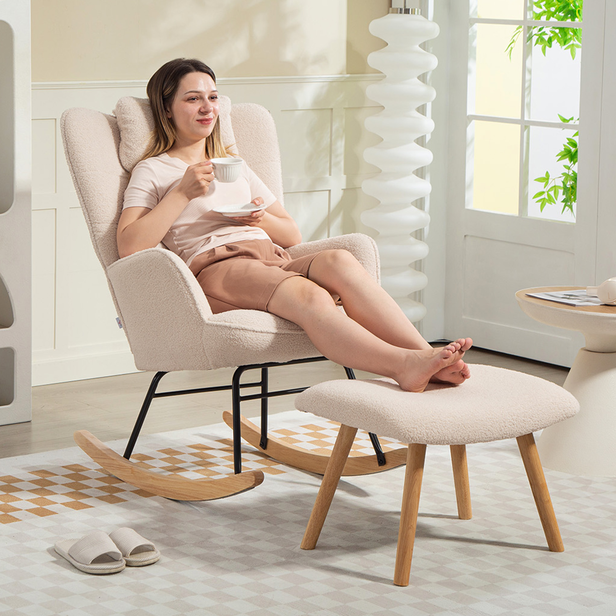 Schaukelstuhl mit Fußhocker, weicher Fleece-Bezug, Holzbeine, Kissen, hohe Rückenlehne, Schaukelsessel, Beige