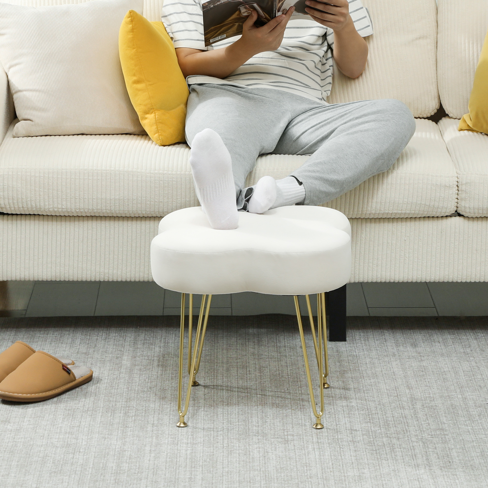Sitzhocker, Polsterhocker in Kleeblattform, Stoffbezug, Stahlbeine, Cremeweiß