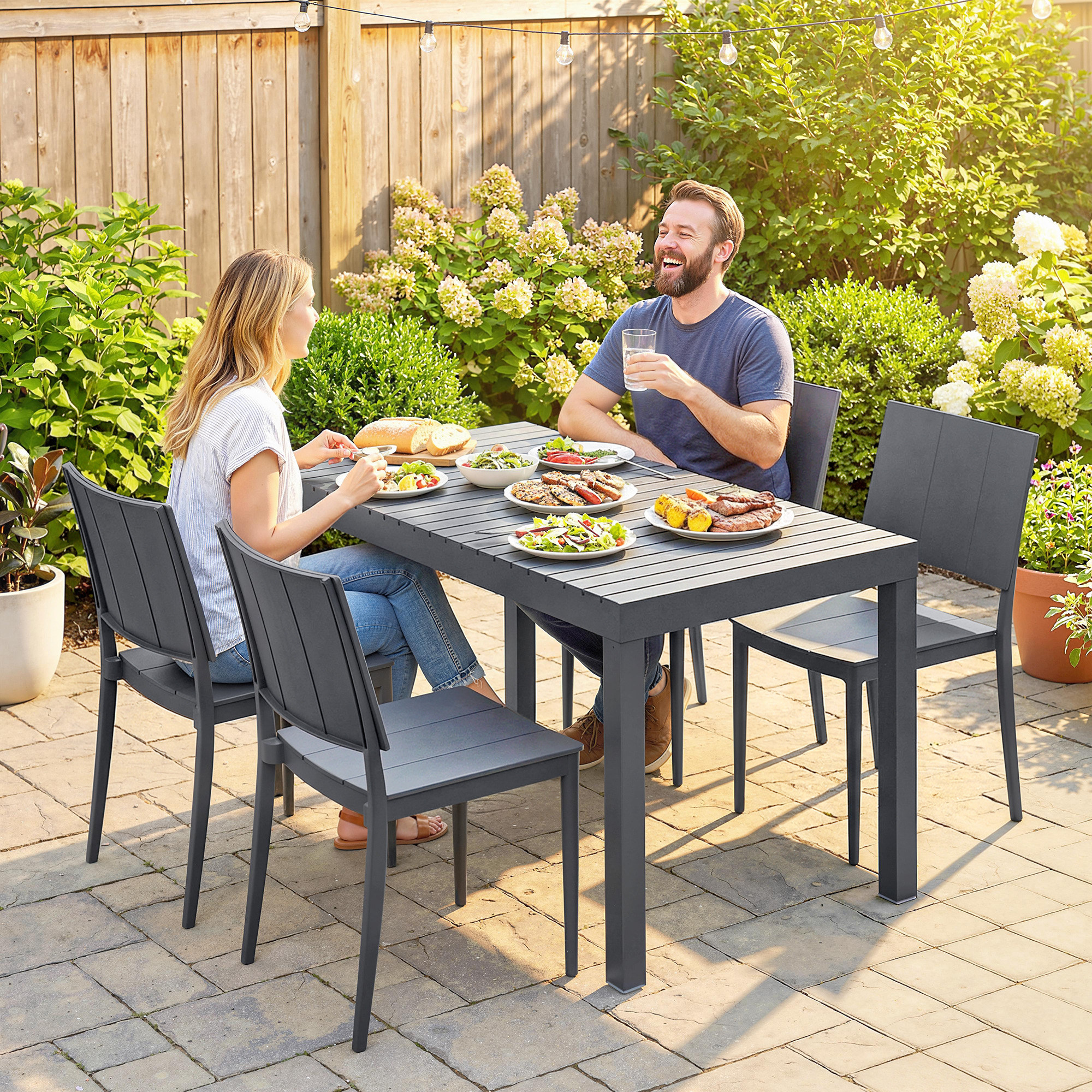 Gartenmöbel Set Sitzgruppe 5-teilig Breiter Tisch mit 4 Stapelstühlen Lamelldesign für 4 Personen Dunkelgrau