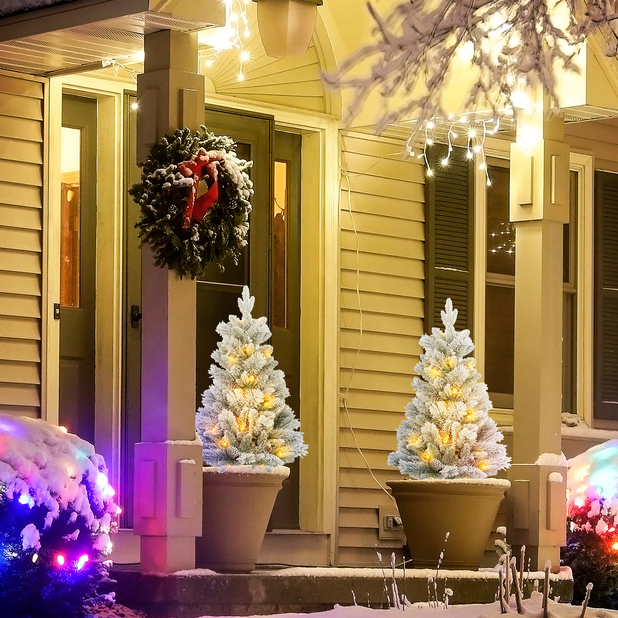 Weihnachtsbaum mit LED-Beleuchtung, 2er-Set, 107 cm, Tannenzapfen, rote Beeren, feuersicher, Grün/Weiß