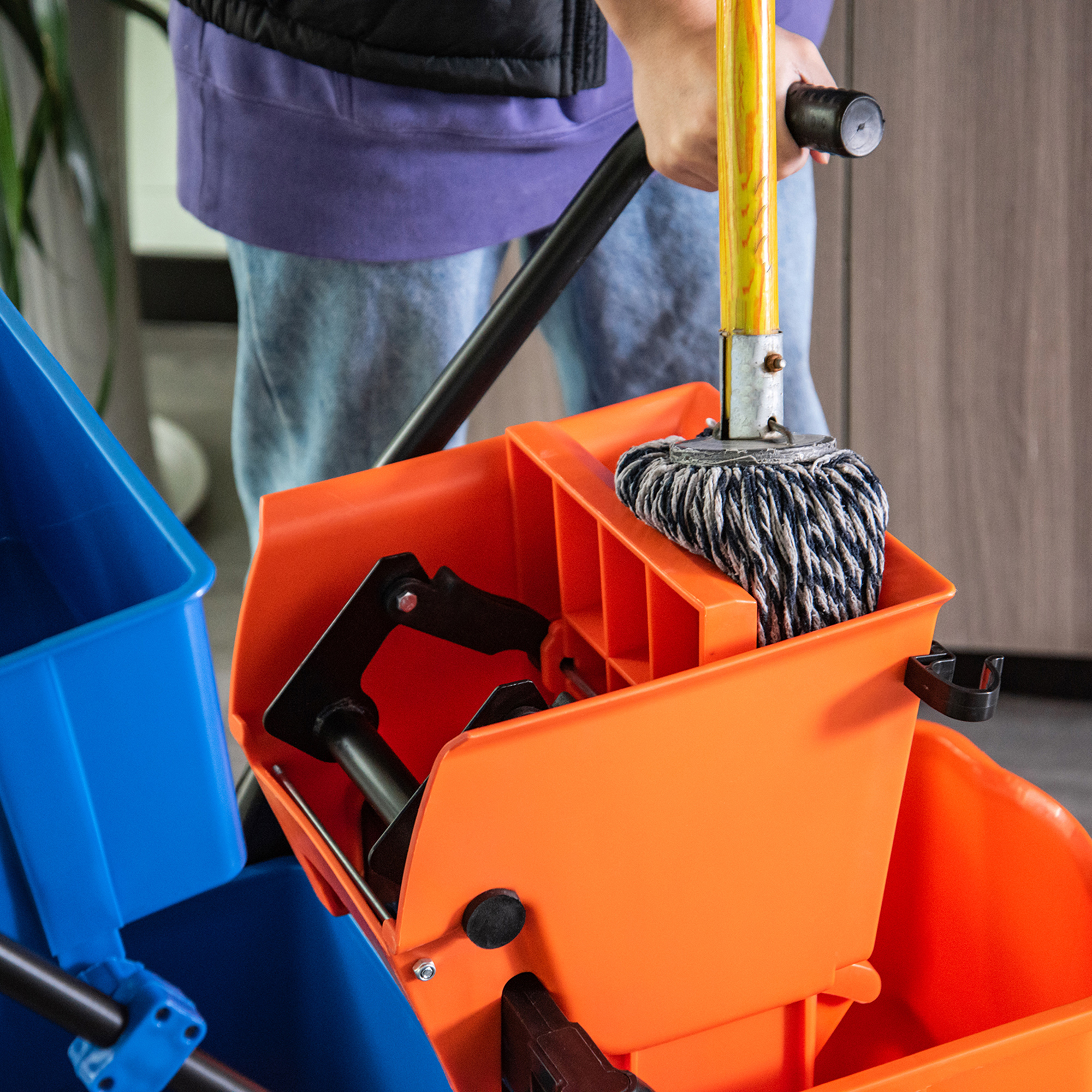 Reinigungseimer, Wischmoppeimer, rollbar, 26 Liter, Kunststoff, Metall, Orange