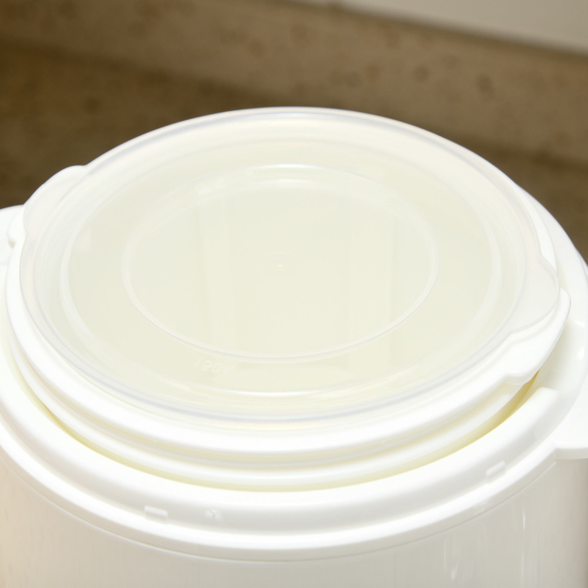 Joghurtbereiter, 1,5 L Joghurtmaschine mit 2 Gläsern, Sieb, Deckel, 20 W Joghurt-Maker für griechischen Joghurt, für 3-5 Personen, 19,5x17,5x21,4 cm, Weiß