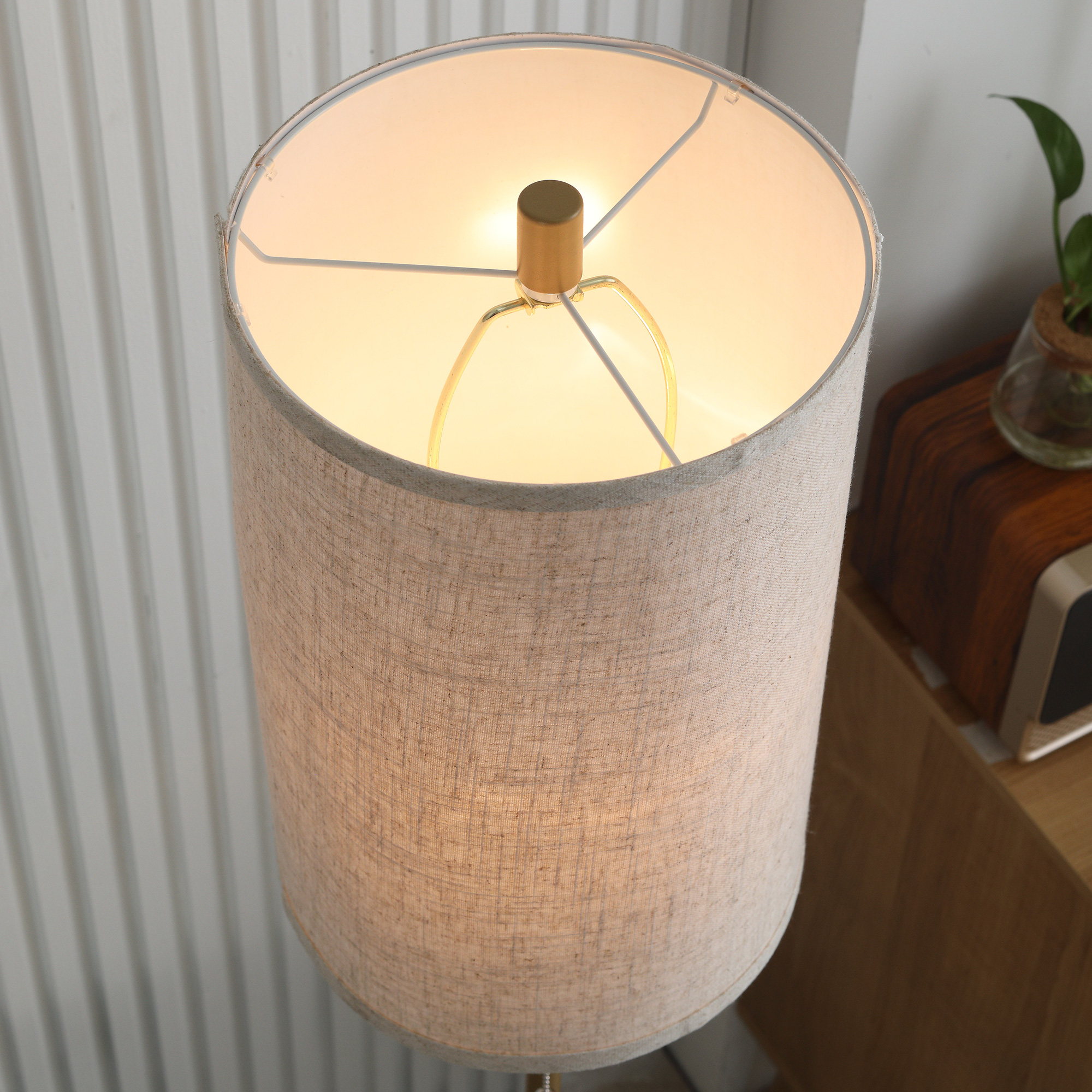 Stehlampe, Elegante Stehleuchte aus Stahl mit Stoffschirm, Wohnzimmerlampe, Zugkettenschalter, Gold+Weiß
