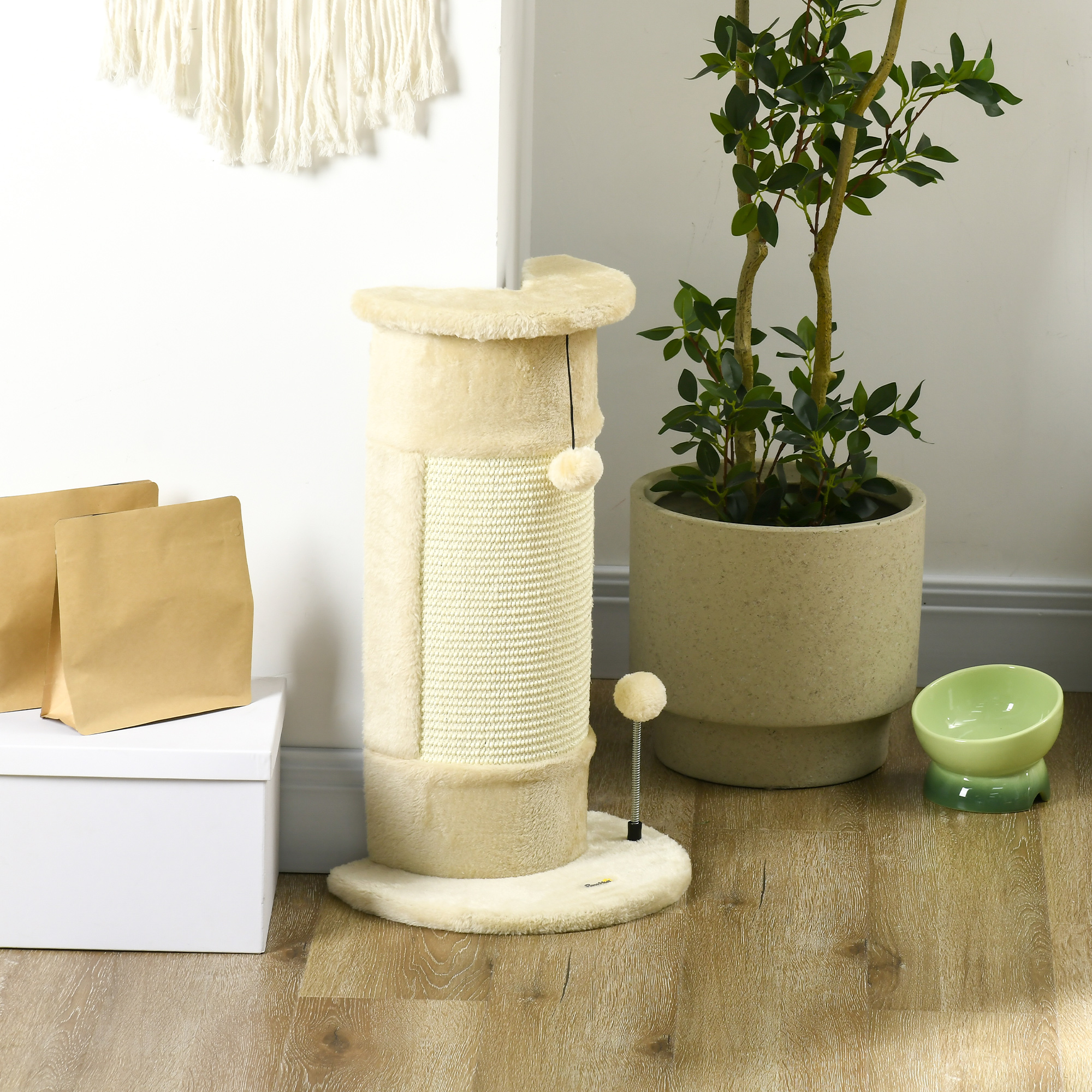 Kratzbaum mit Spielzeug, inkl. 2 Bälle. weicher Plüsch, 34 cm x 25,5 cm x 58 cm, Cremeweiß