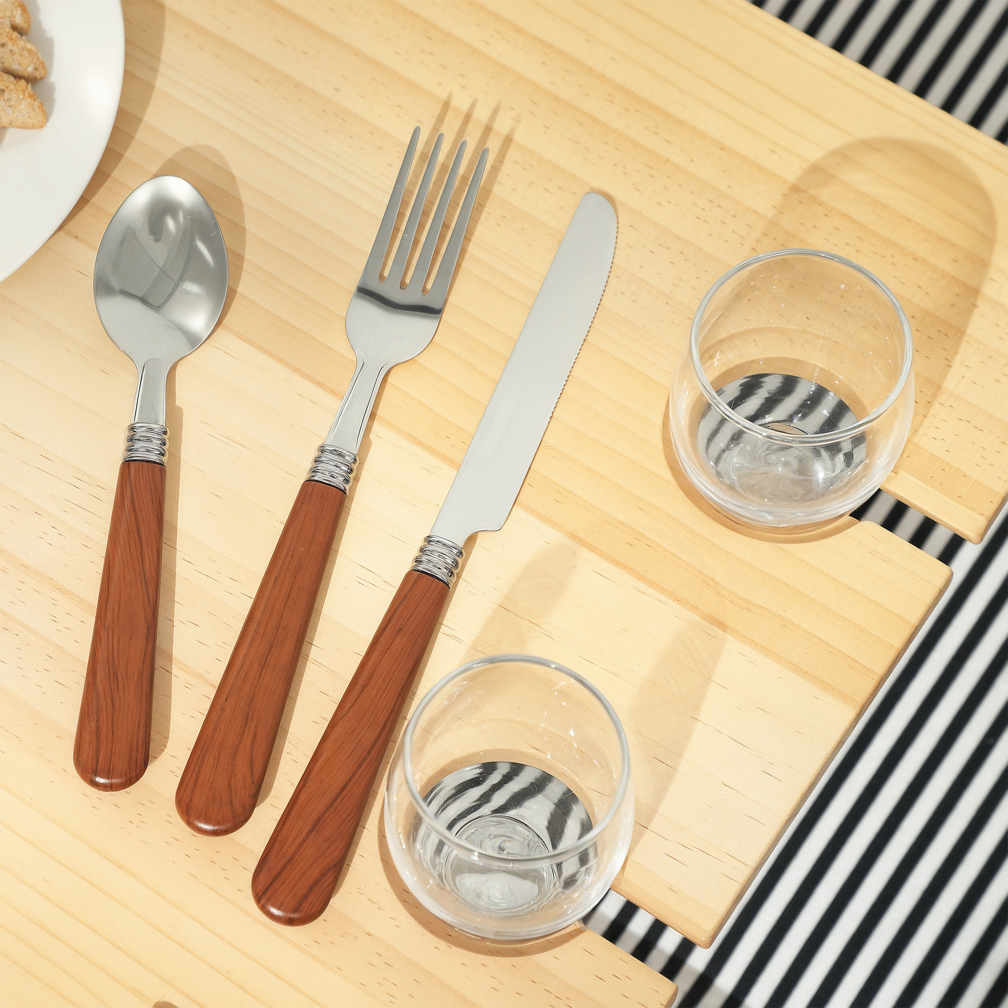 Picknickkorb aus Weidenholz Picknickkoffer für 4 Personen mit Picknickdecke Besteck Set, Flascheöffner Hellbraun