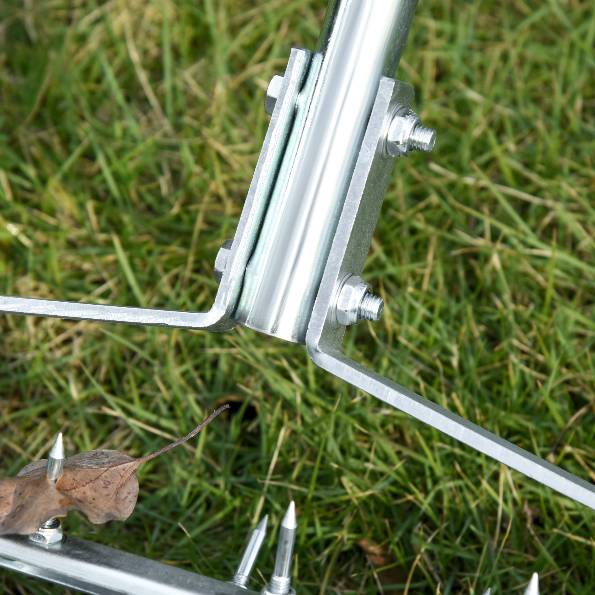 Rasenlüfter Grifflänge einstellbar Handvertikutierer Rasenbelüften Stachelwalze Rasen rollender Rasenlüfter pflegen Garten verzinktes Rohr Grün+Silber 139 x 43,5 x 15 cm