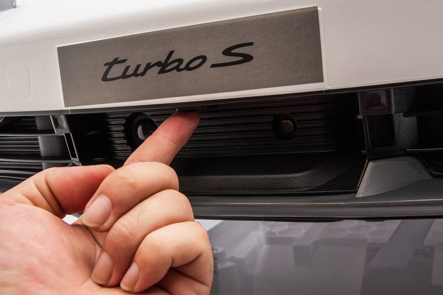Elektro Kinderfahrzeug „Porsche Taycan Turbo S“ - weiß