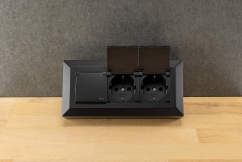3-fach Steckdosenblock, schwarz, 250V~/ 16A, Aufbaumontage mit Klappen