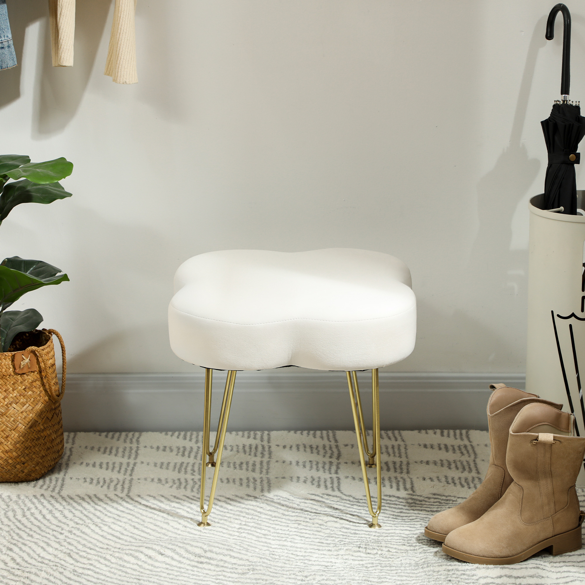 Sitzhocker, Polsterhocker in Kleeblattform, Stoffbezug, Stahlbeine, Cremeweiß