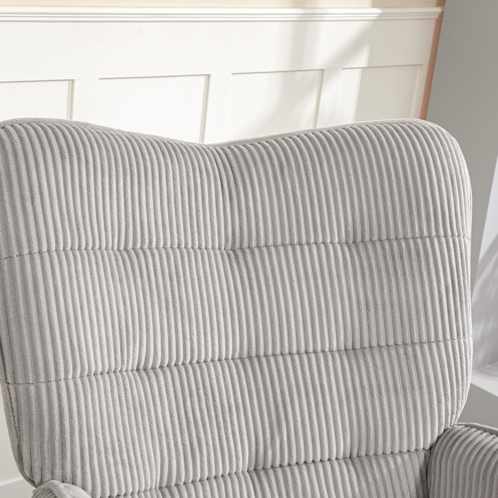 Vintage Schaukelstuhl, geschwungene Kufen, dicke Polsterung, Buchenholz & Stahl, Hellgrau