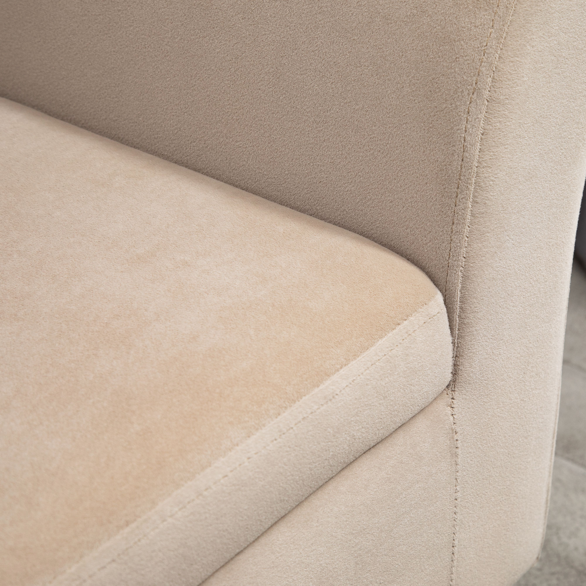 Polsterbank mit Stauraum, Truhenbank mit Armlehnen, 46 cm Sitzhöhe, samtartiges Polyester, 111,5 x 41 x 65 cm, Beige