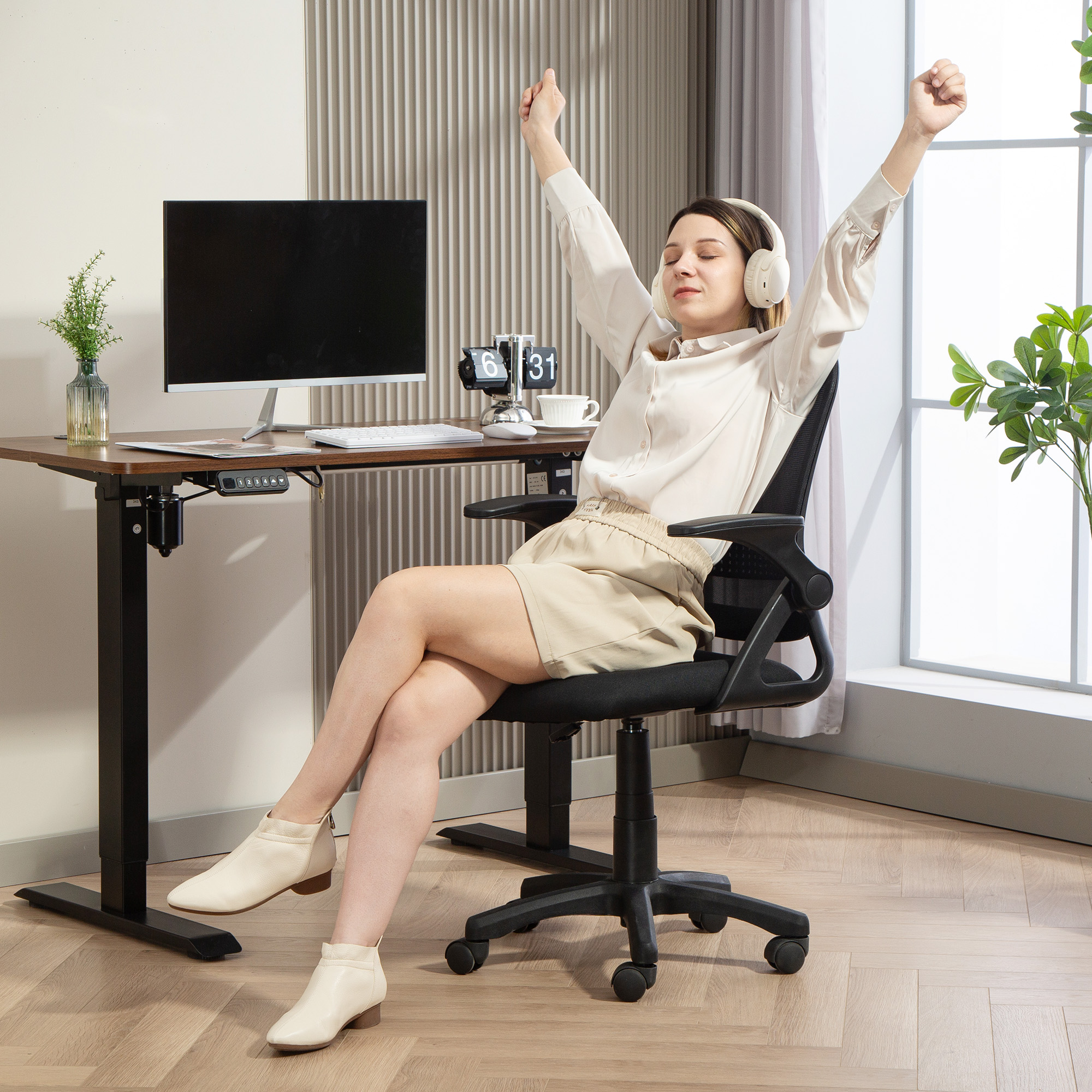 atmungsaktiver Mesh-Bürostuhl, Ergonomischer Drehstuhl mit klappbaren Armlehnen und Lendenwirbelstütze, Schwarz