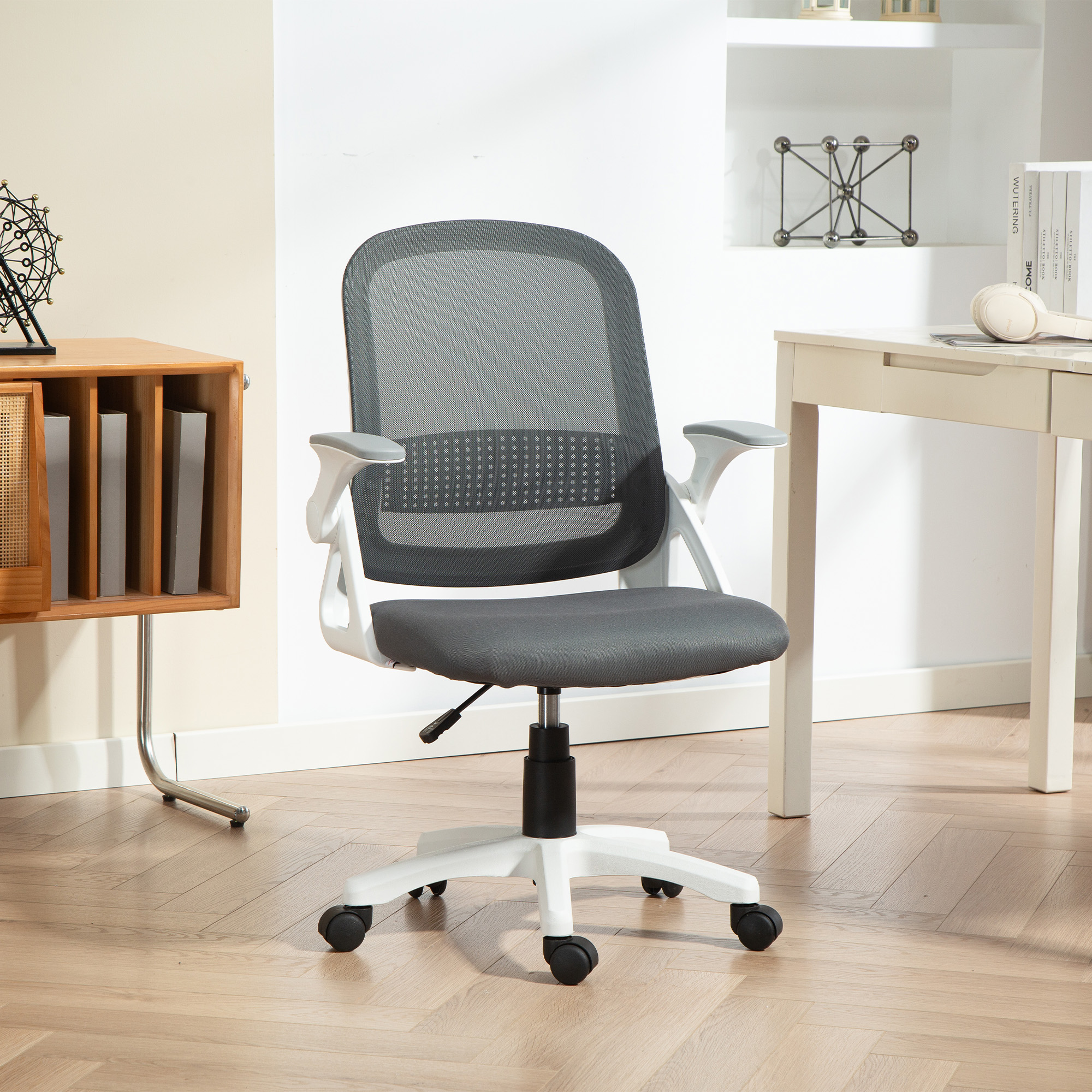 Atmungsaktiver Mesh-Bürostuhl, Ergonomischer Drehstuhl mit klappbaren Armlehnen und Lendenwirbelstütze, Grau