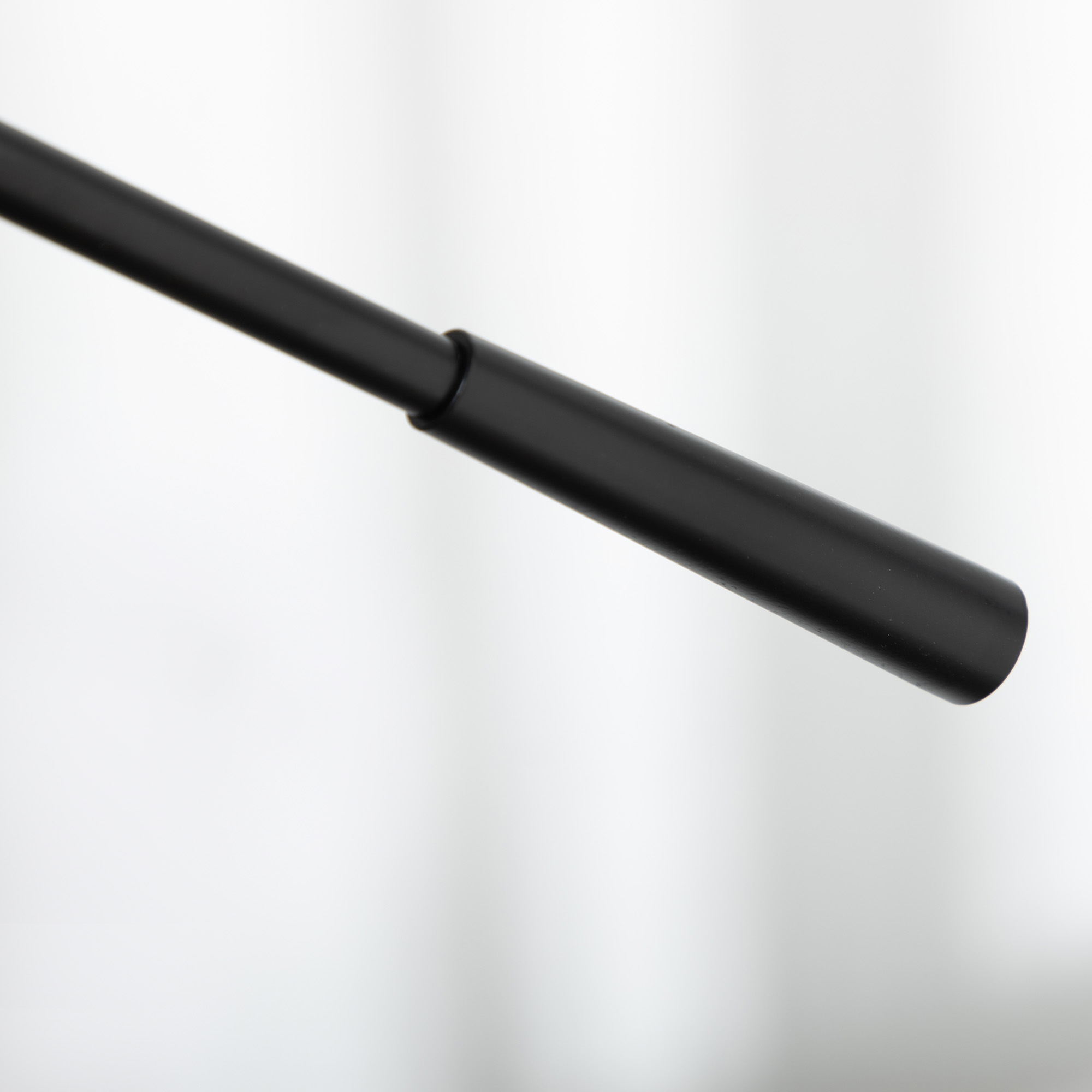 Stehleuchte im Industriedesign, höhenverstellbar, Bodenschalter; 30 m x 30 cm x 131 cm, Schwarz