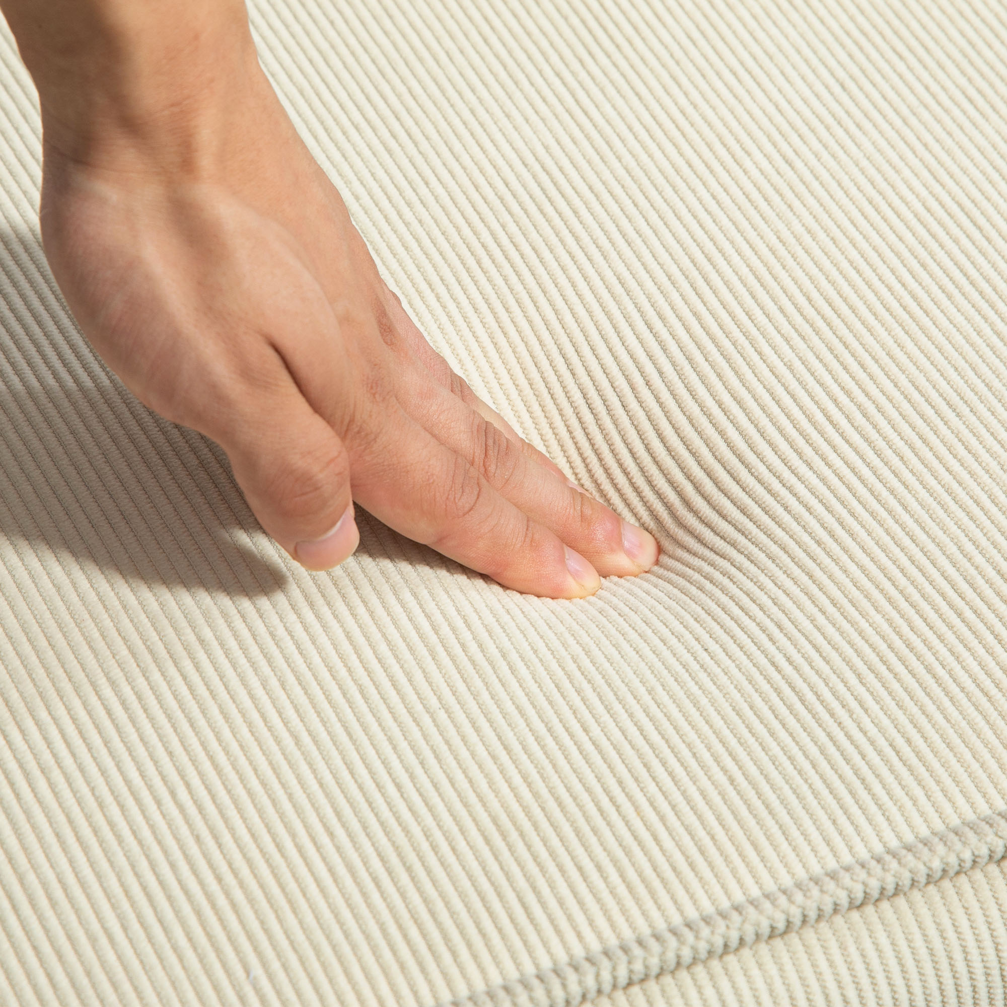 Bodensofa, faltbare Gästematratze, leicht, Cordbezug, 73x100x65 cm, Cremeweiß